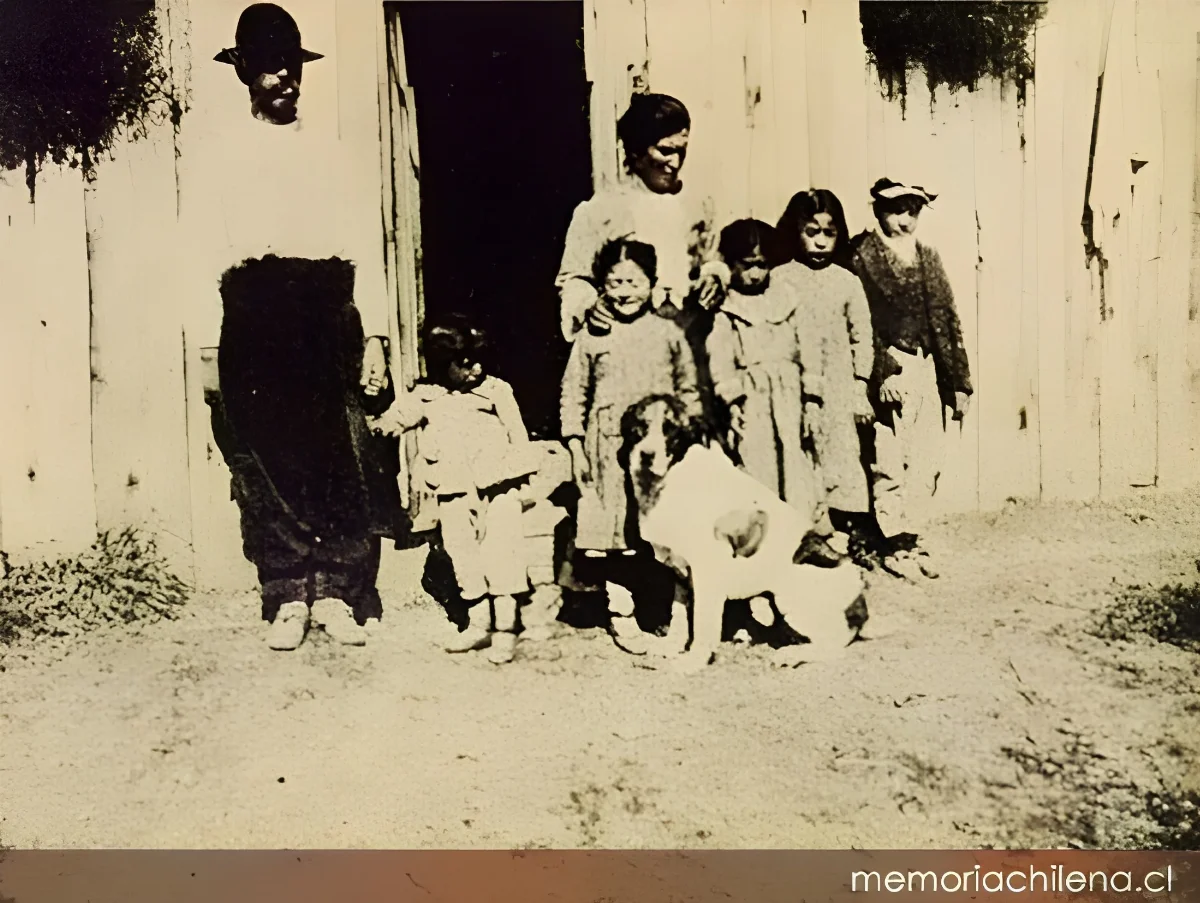 Colono José Parada y su familia, Lago Cochrane, Aysén — 1928 | Chile de Ayer