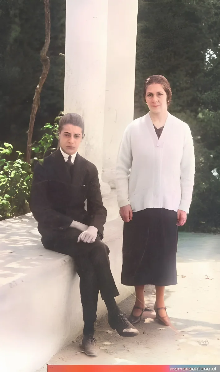 Jaime Eyzaguirre y su madre Amelia Gutiérrez, hacia 1925 — 1925 | Chile de Ayer