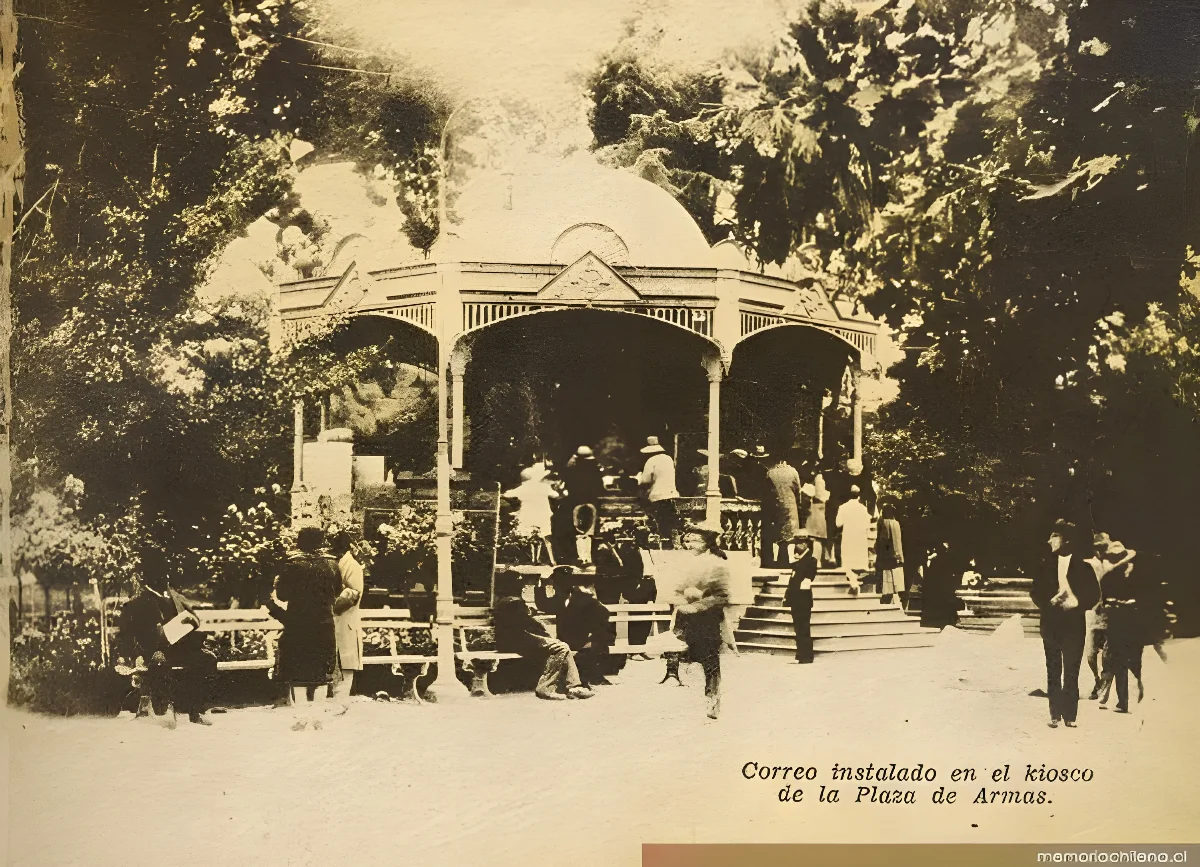 Correo instalado en el kiosko de la Plaza de Armas, 1928 — 1928 | Chile de Ayer