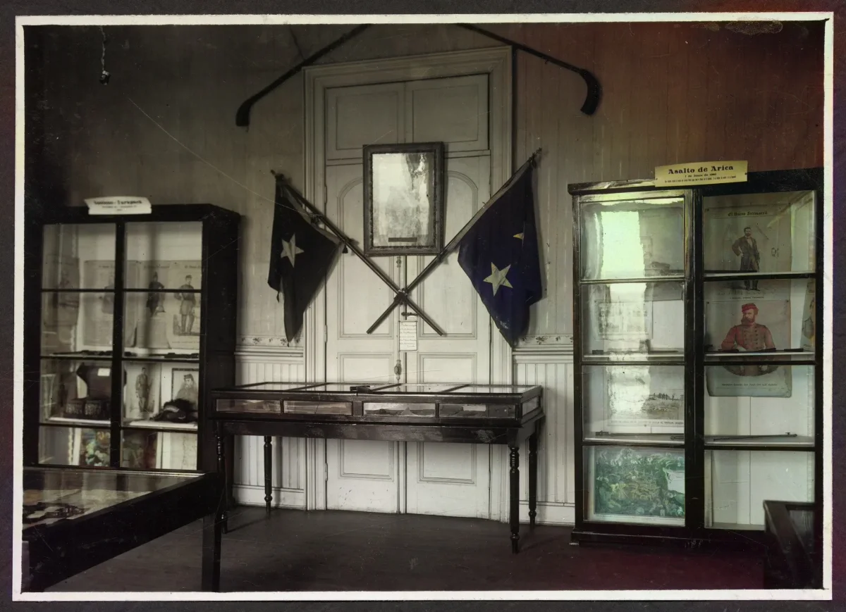 Interior del Museo de Concepción, sección de Historia, recuerdos de la guerra del Pacífico, hacia 1930 — 1930 | Chile de Ayer