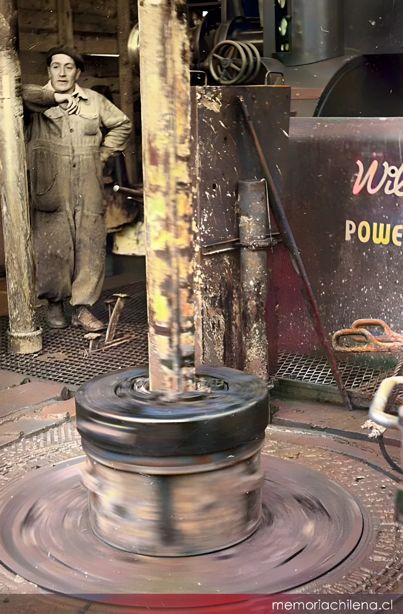 Operario con rueda metálica en taller industrial — 1940 | Chile de Ayer