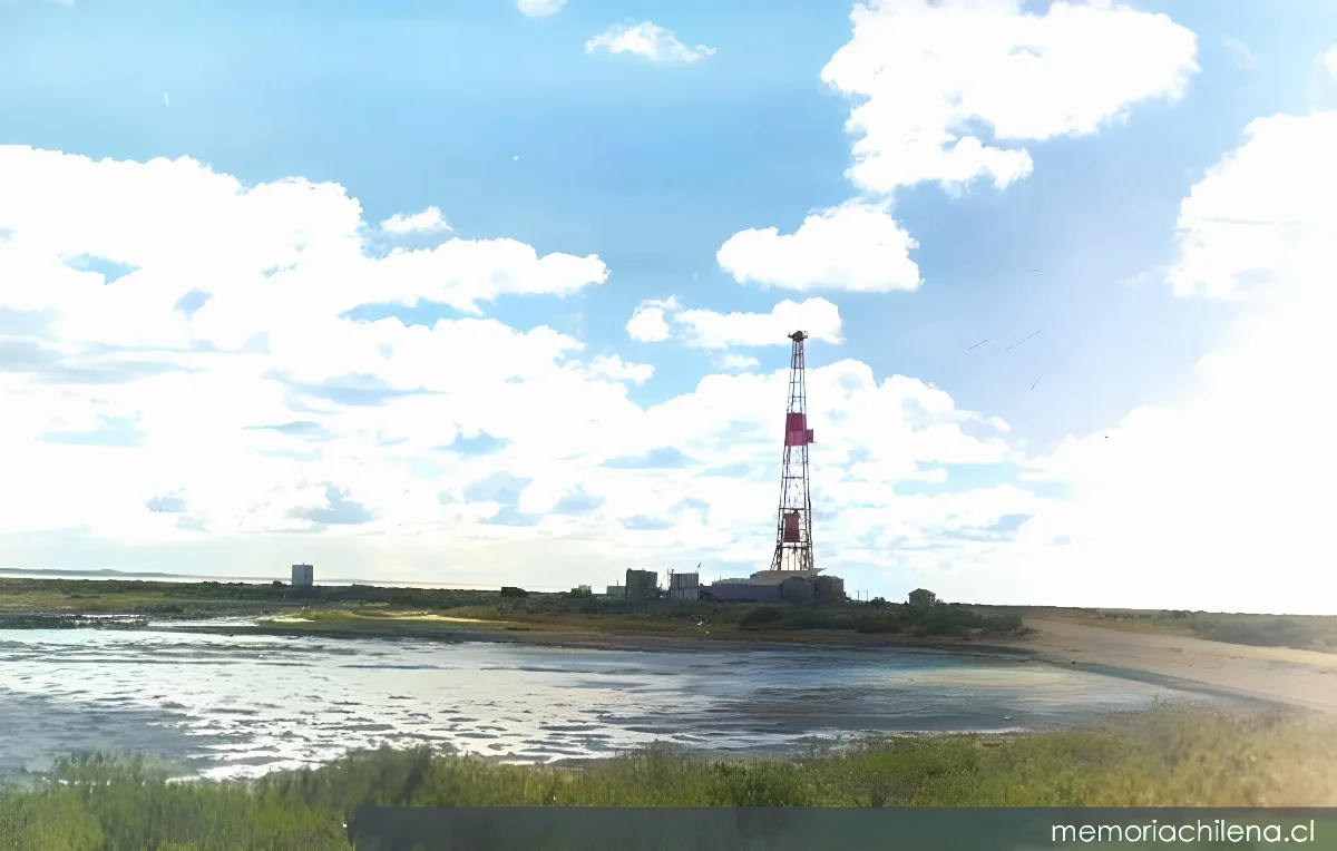 Torre de perforación petrolera con laguna, Tierra del Fuego — 1940 | Chile de Ayer