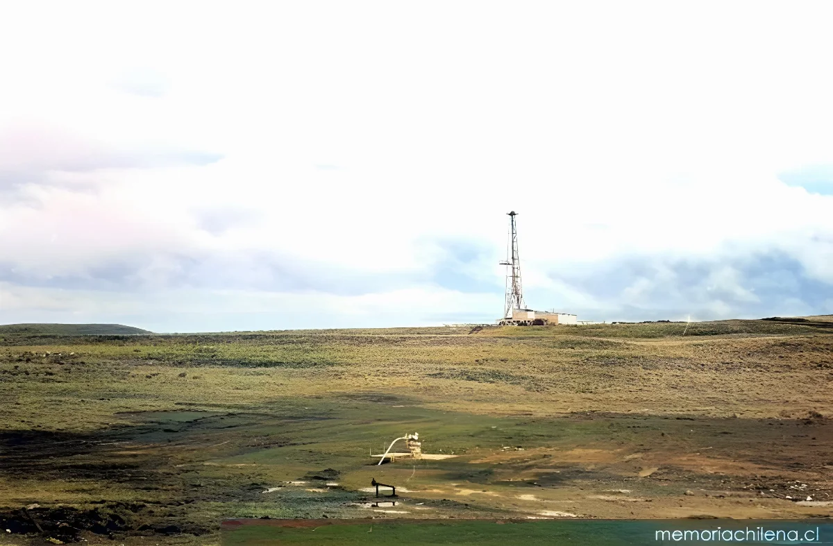 Maquinaria en plataforma petrolera en Tierra del Fuego, hacia 1940 — 1940 | Chile de Ayer