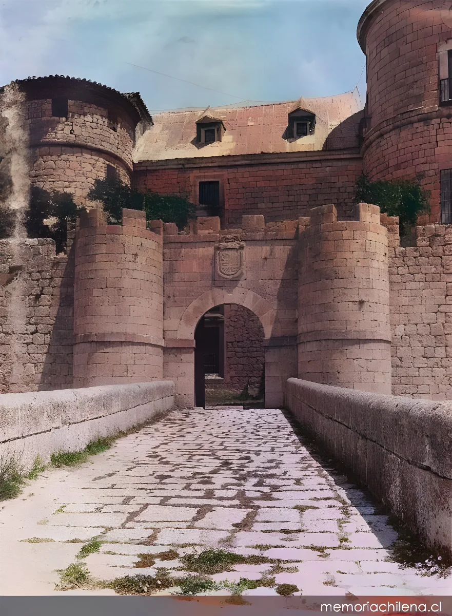 Pórtico del Archivo General de Simancas, hacia 1900 — 1900 | Chile de Ayer