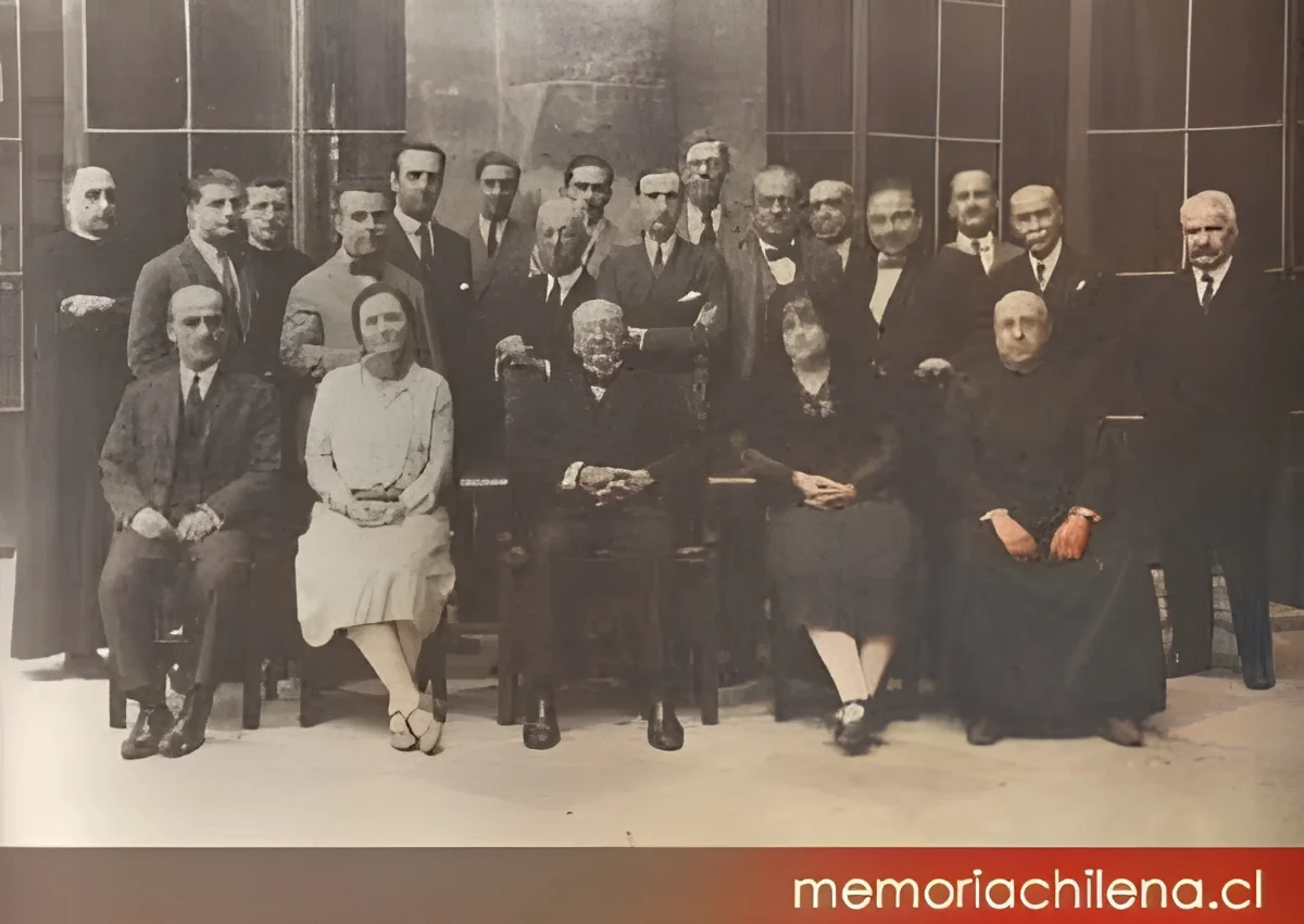 José Toribio Medina con el personal superior del Archivo General de Indias e investigadores de diversos países americanos, Sevilla, 10 de octubre de 1928 — 1928 | Chile de Ayer