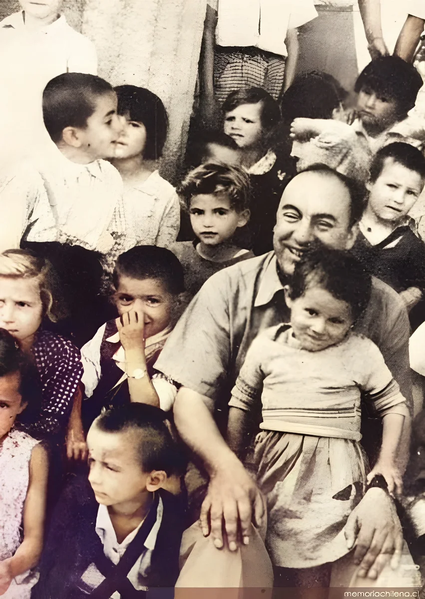 Pablo Neruda en Hungría, 1950 — 1950 | Chile de Ayer