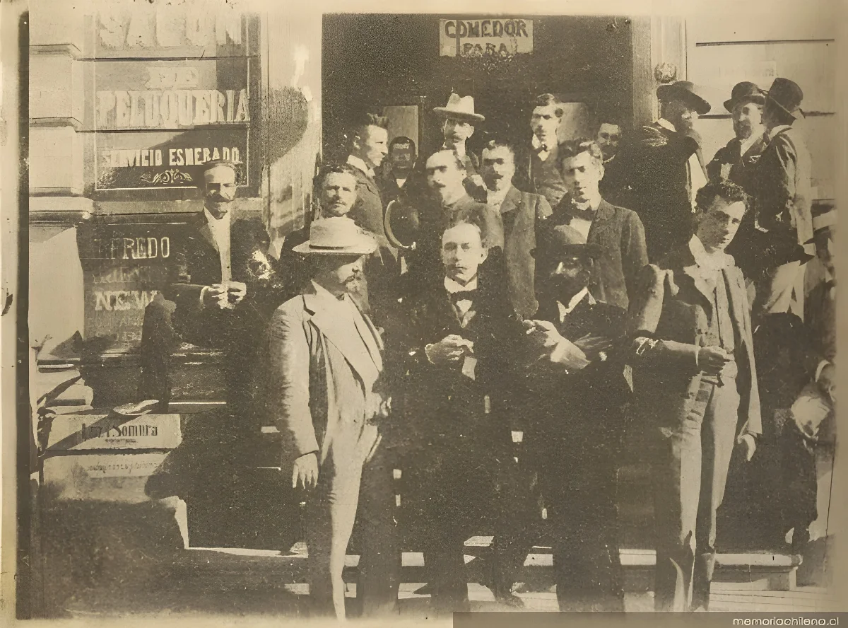 Columnistas en la celebración del aniversario de la Revista Instantáneas, 1901 — 1901 | Chile de Ayer