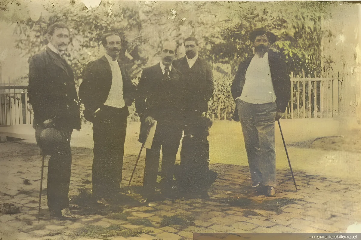 Ilustradores en la celebración del aniversario de la Revista Instantáneas, 1901 — 1901 | Chile de Ayer