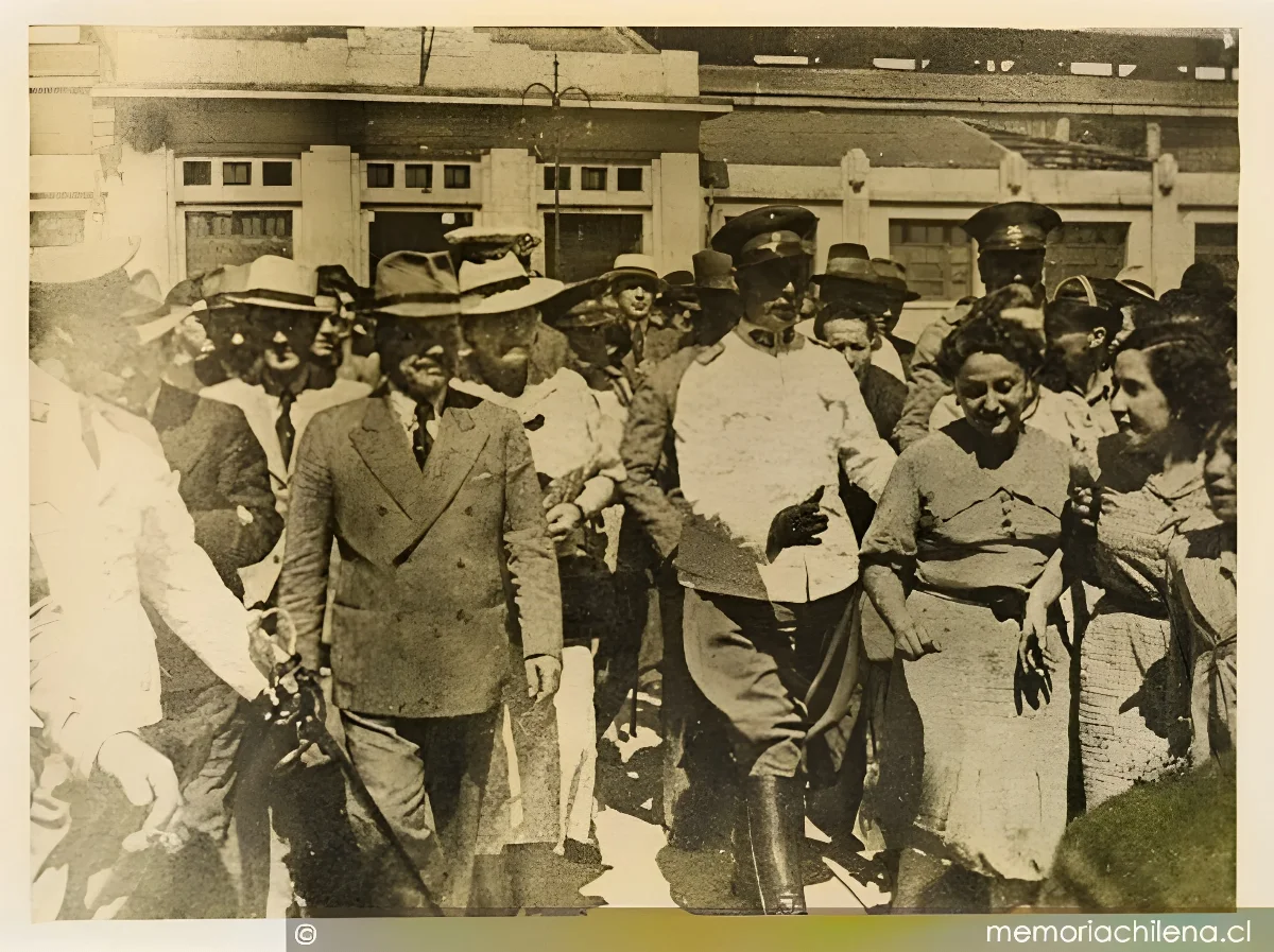 El Presidente de la República, Don Pedro Aguirre Cerda, su señora y otros, saliendo de la estación de ferrocarriles de Talca, después del terremoto, 1939 — 1939 | Chile de Ayer