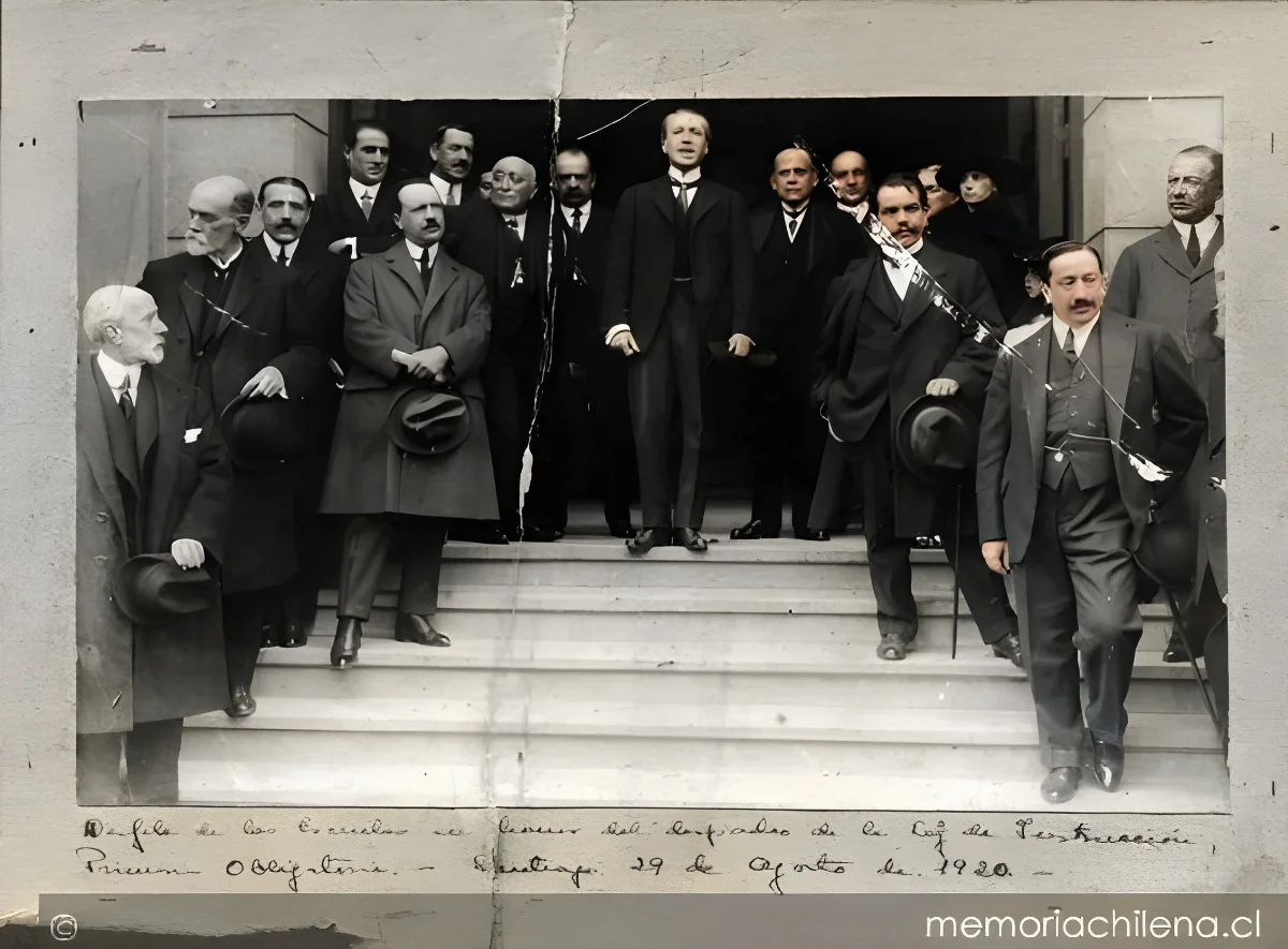 Pedro Aguirre Cerda en el desfile de las escuelas en honor del despacho de la ley de Instrucción Primaria Obligatoria, Santiago 29 de Agosto de 1920 — 1920 | Chile de Ayer