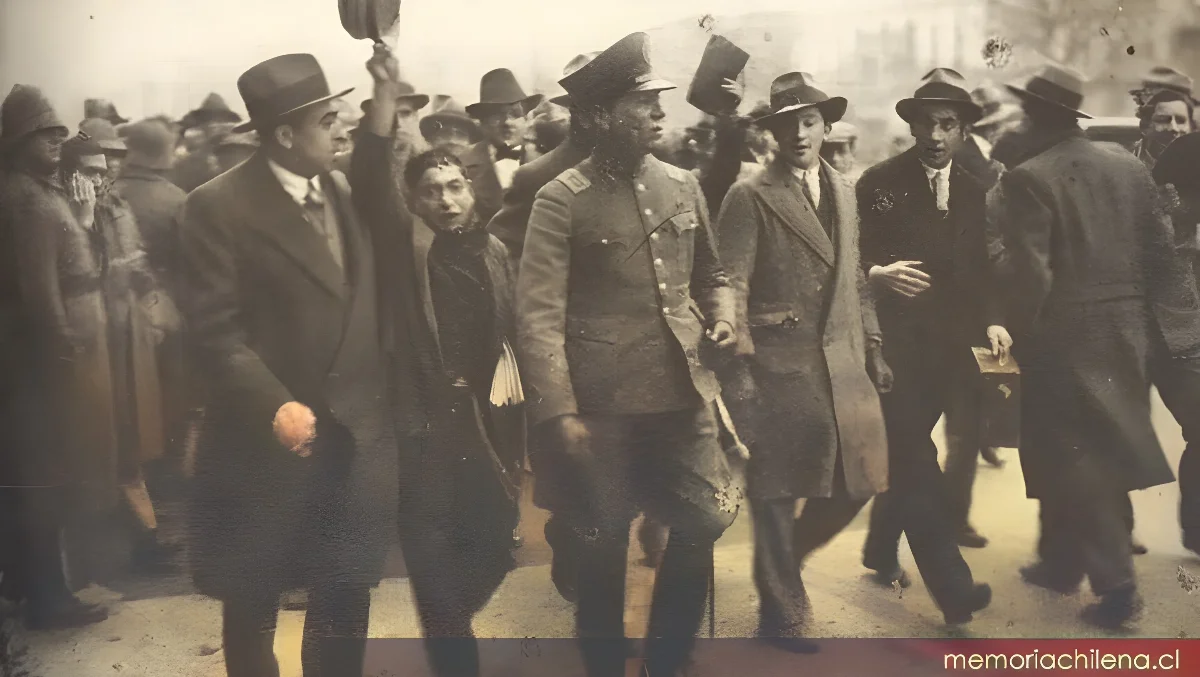 Multitud en las calles celebrando caída de Ibañez, 1931 — 1931 | Chile de Ayer