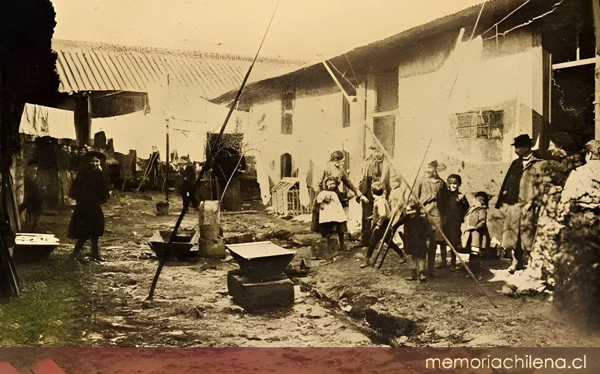Un conventillo, hacia 1910 — 1910 | Chile de Ayer