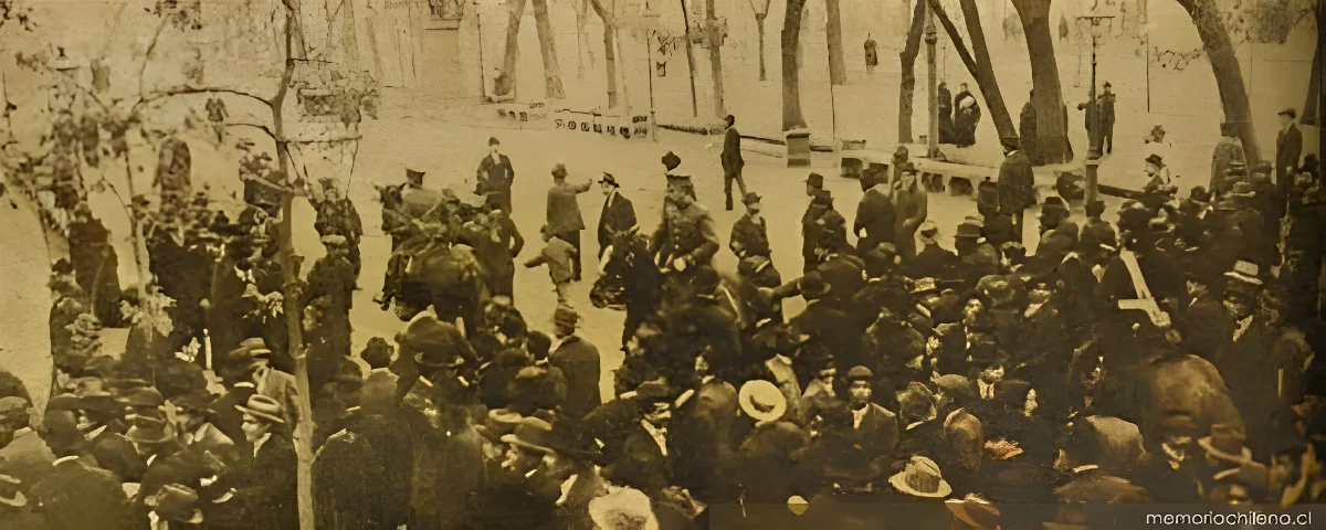 Policía arrestando manifestantes, 1912 — 1912 | Chile de Ayer