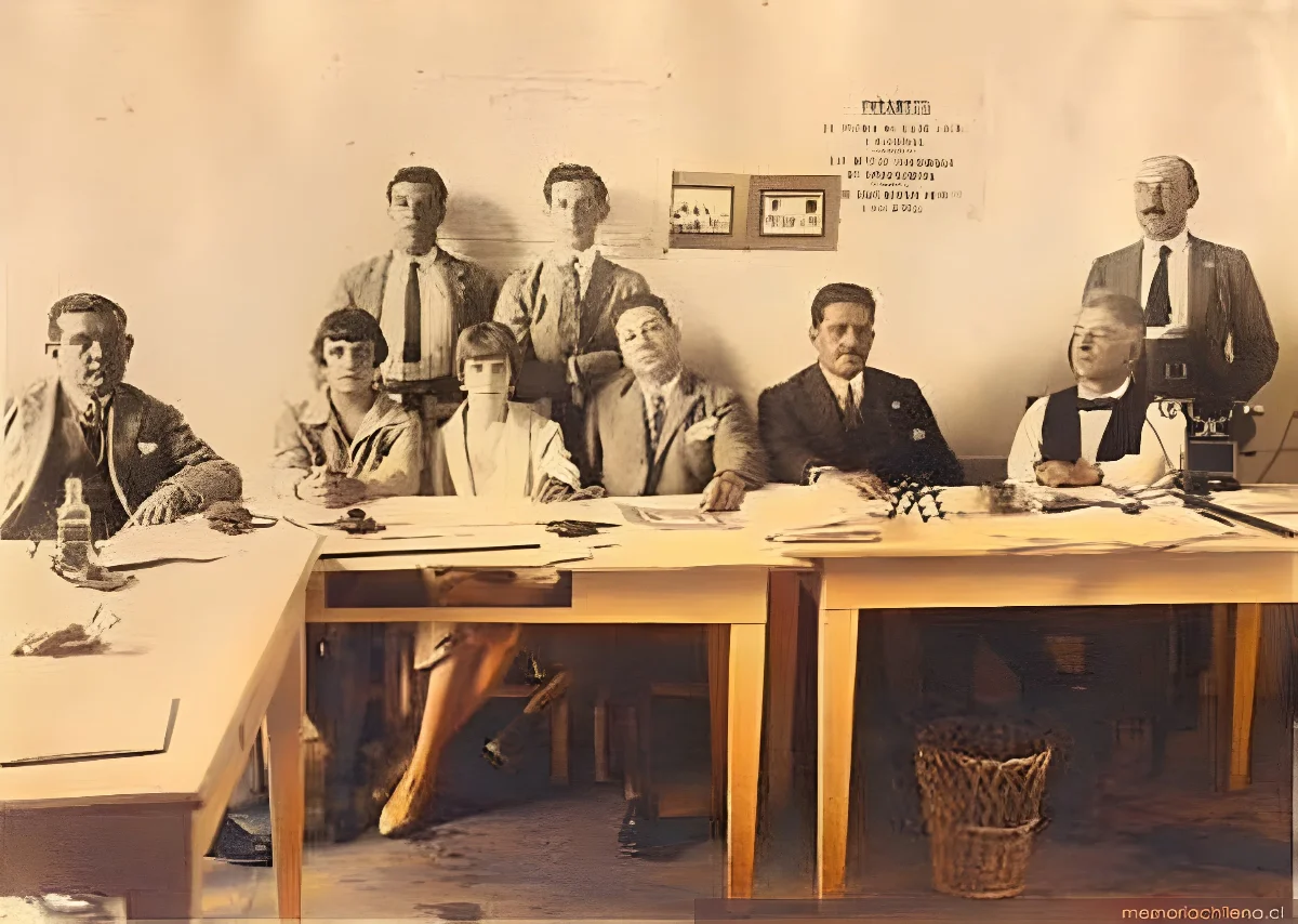 Grupo de personas en mesa de votación, 1931 — 1931 | Chile de Ayer