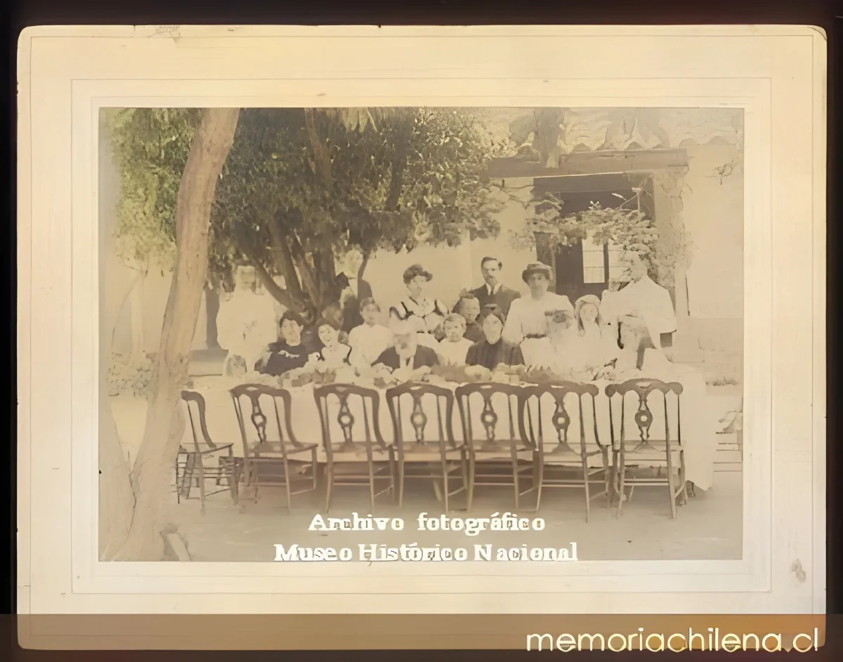 Almuerzo familiar — 1900 | Chile de Ayer