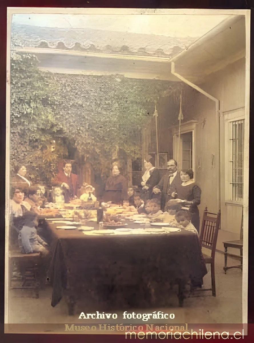 Famila en comedor — 1900 | Chile de Ayer