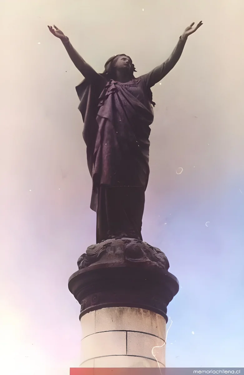 Monumento ubicado en el centro de la Plaza La Paz, frente a la entrada principal del Cementerio General en Recoleta — 1906 | Chile de Ayer