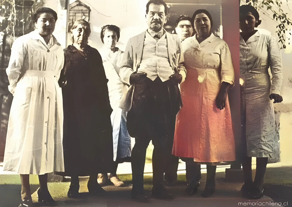 Pedro Aguirre Cerda con las empleadas de su casa en Fundo Conchalí, 1941 — 1941 | Chile de Ayer