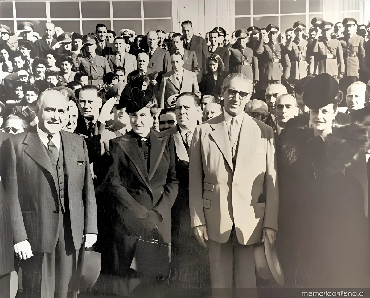 Presidente Juan Antonio Ríos y el vicepresidente Alfredo Duhalde, junto a sus respectivas esposas, hacia 1945 — 1945 | Chile de Ayer