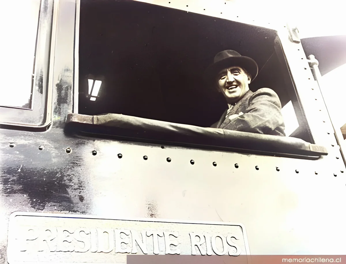 Juan Antonio Ríos en el puesto de comando de la locomotora " — 1942 | Chile de Ayer
