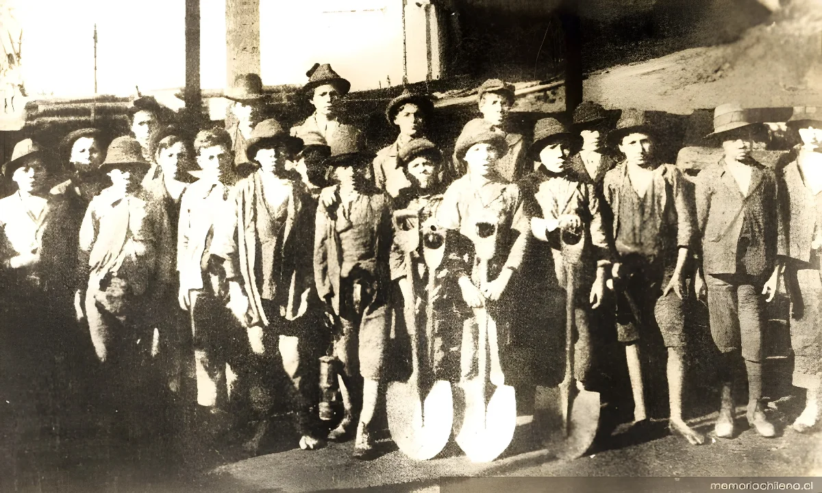 Niños trabajadores en el carbón de Curanilahue — 1924 | Chile de Ayer