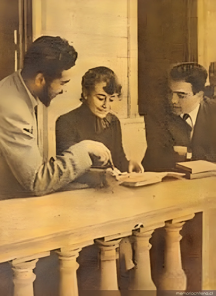 Alumna estudiando Derecho Penal con dos compañeros, 1949 — 1949 | Chile de Ayer