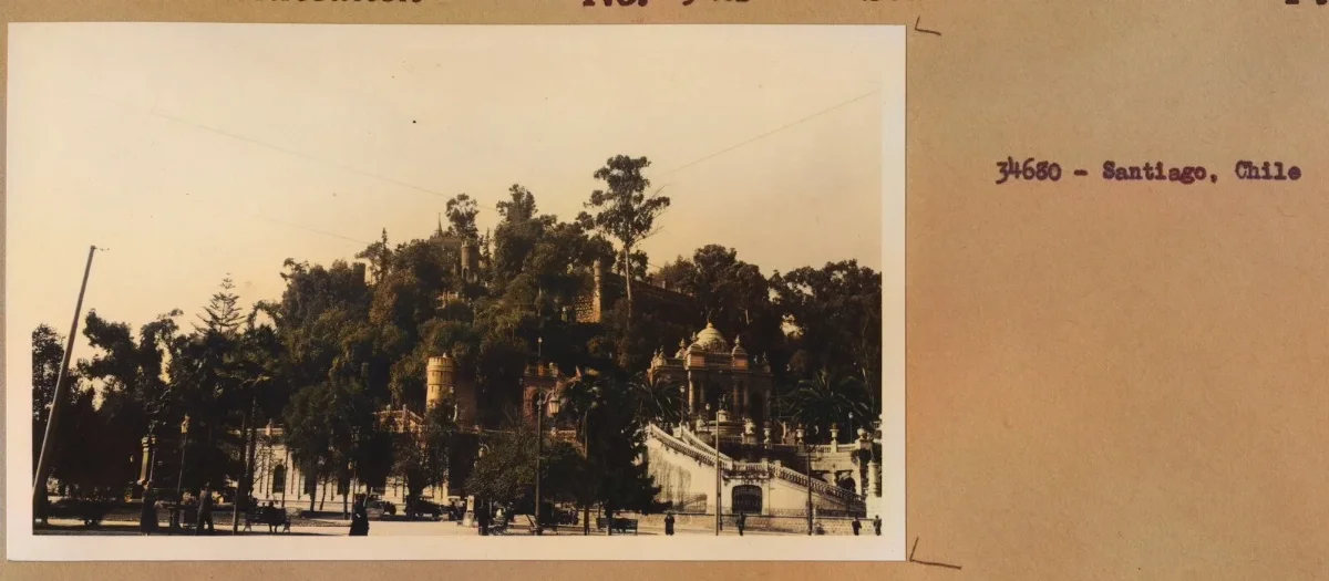 Cerro Santa Lucía con estructuras arquitectónicas y vegetación frondosa — aprox. 1870–1930 | Chile de Ayer
