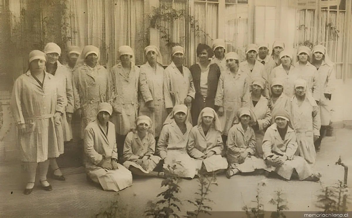 Alumnas de segundo año de la Escuela de Servicio Social, 1928 — 1928 | Chile de Ayer