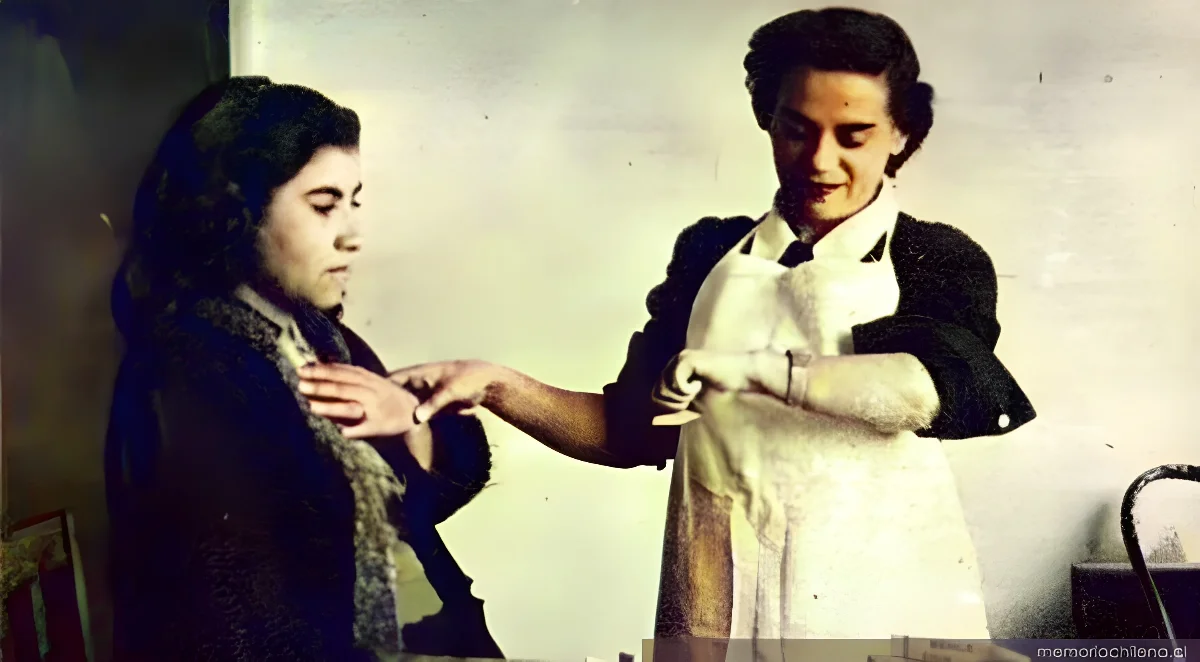 Enfermera sanitaria controla salud de una mujer embarazada en su hogar, 1948 — 1948 | Chile de Ayer