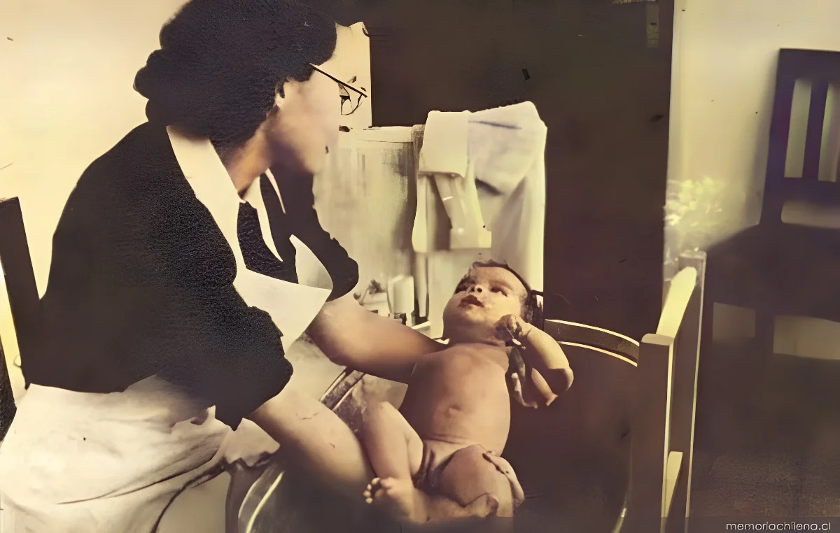 Enfermera sanitaria enseña cómo bañar a un niño, 1948 — 1948 | Chile de Ayer