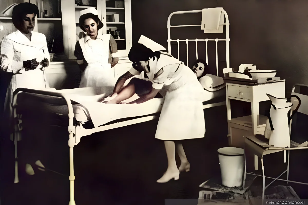 Alumnas de Enfermería de la Universidad de Chile : práctica en el hospital, 1948 — 1948 | Chile de Ayer