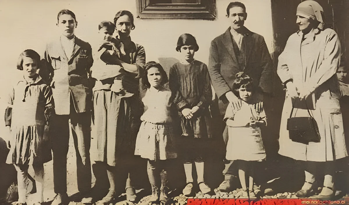 Familia constituida legalmente, siendo inspeccionada por la Visitadora social, 1928 — 1928 | Chile de Ayer
