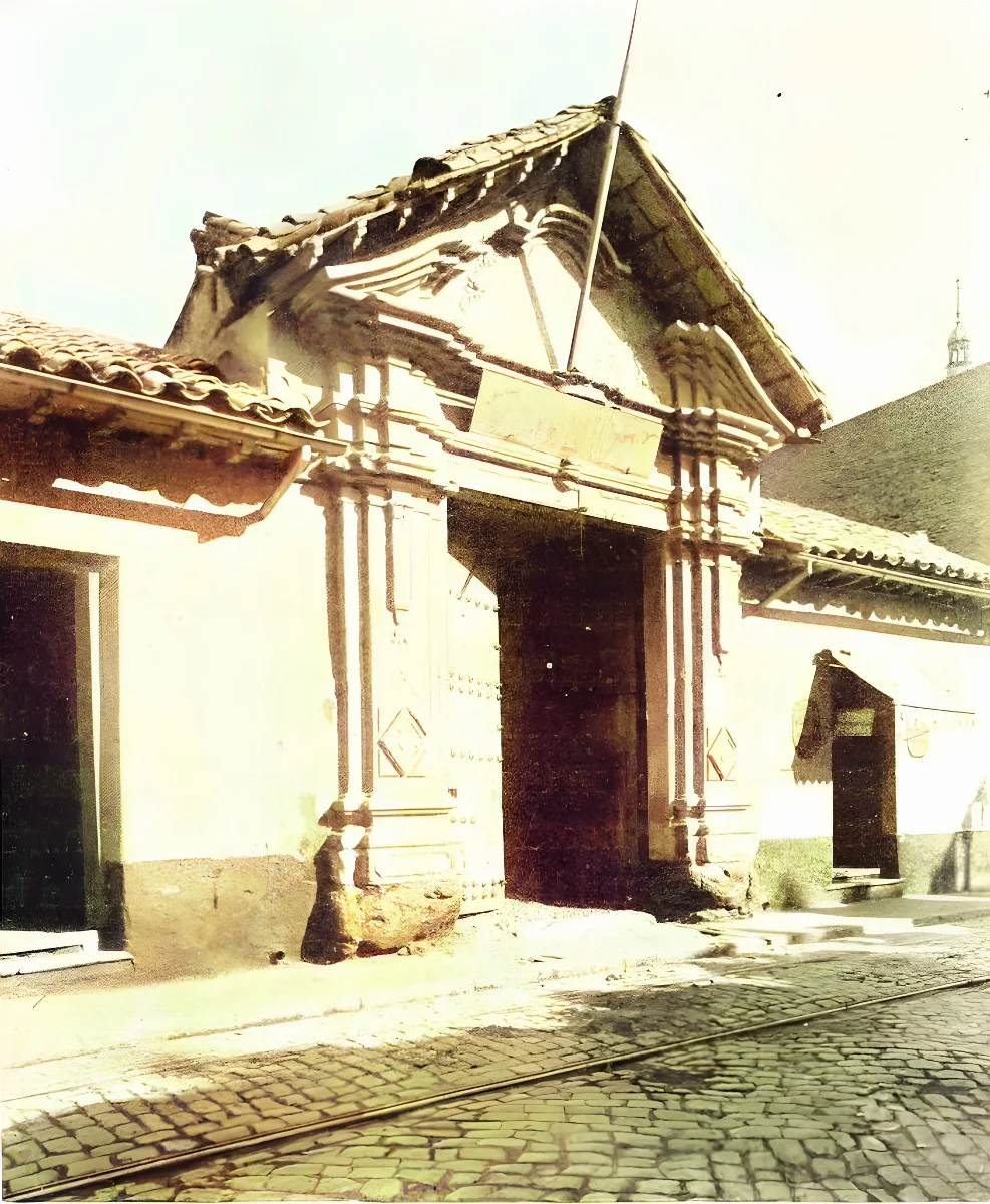 Antiguo portón colonial español, Santiago de Chile, 1904 — aprox. 1904–1930 | Chile de Ayer