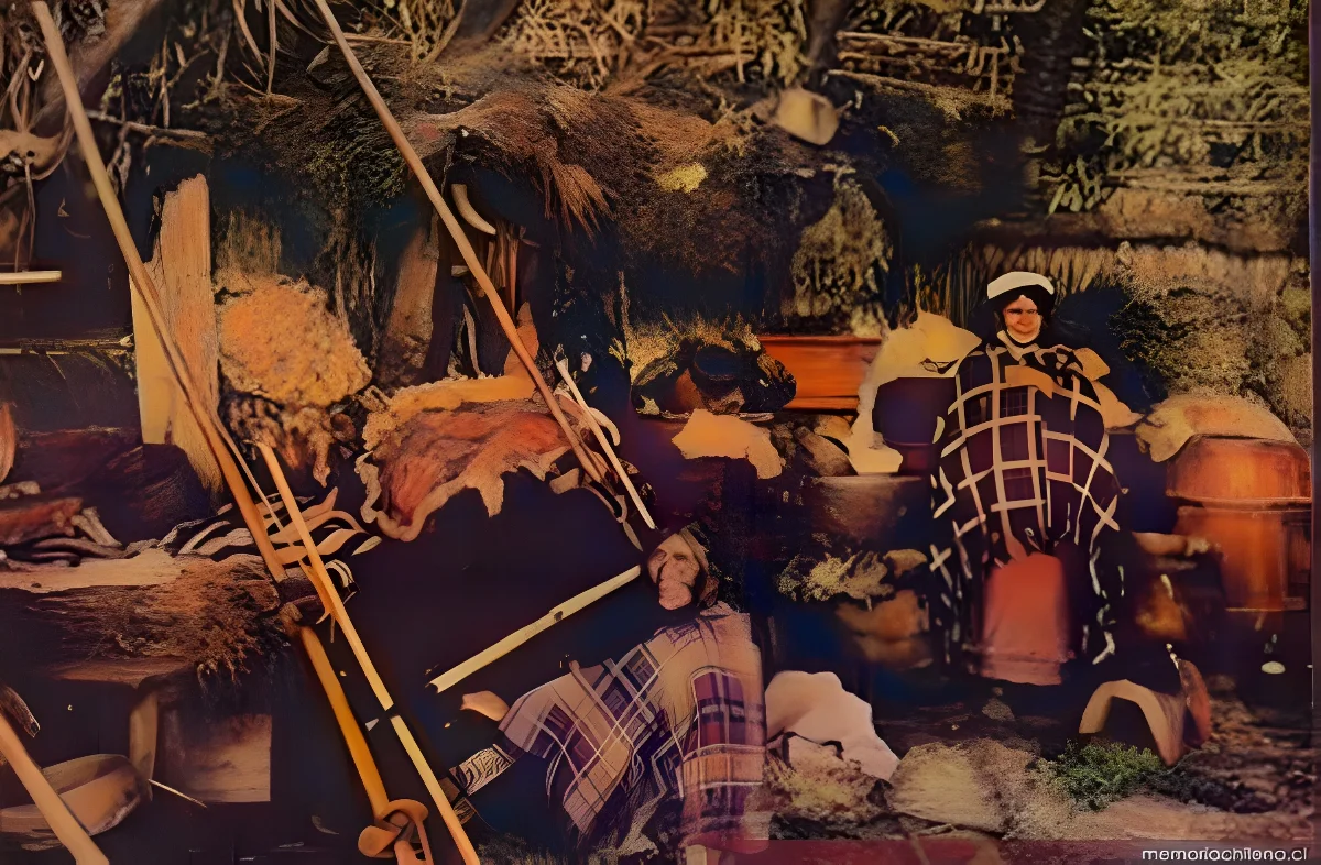 Mujer mapuche tejiendo a telar en el interior de una ruca, 1906 — 1906 | Chile de Ayer
