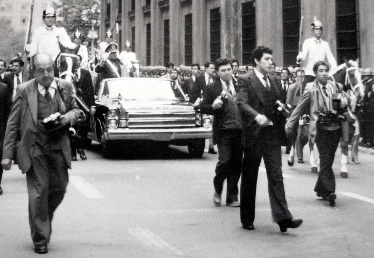 Augusto Pinochet en desfile del noveno aniversario del golpe de Estado, La Moneda — aprox. 1870–1930 | Chile de Ayer