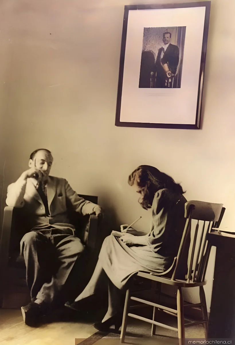 Pablo Neruda junto a su secretaria, ejerciendo funciones como Cónsul para la inmigración española en París, 1939 — 1939 | Chile de Ayer