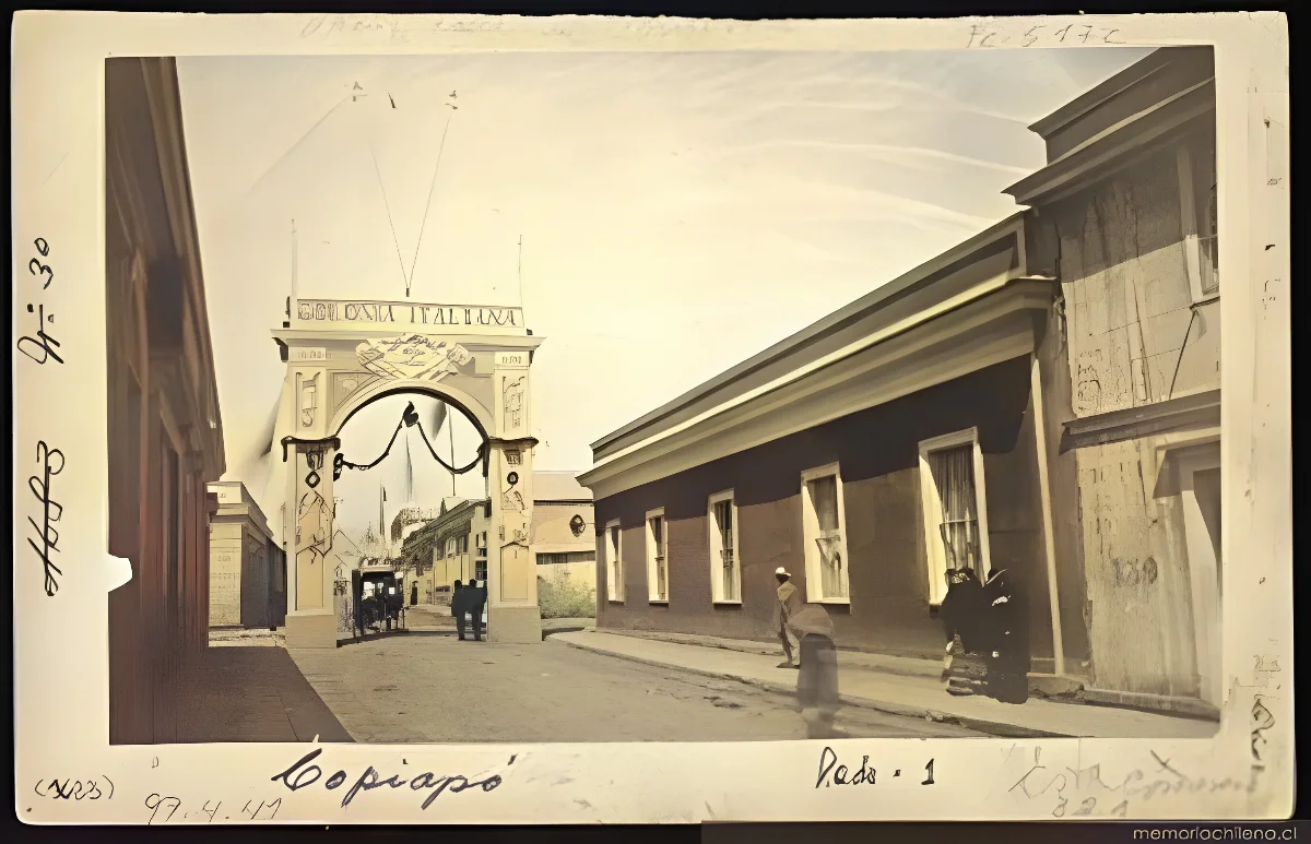 Copiapó, calle con arco de la colonia italiana, 1884 — 1884 | Chile de Ayer