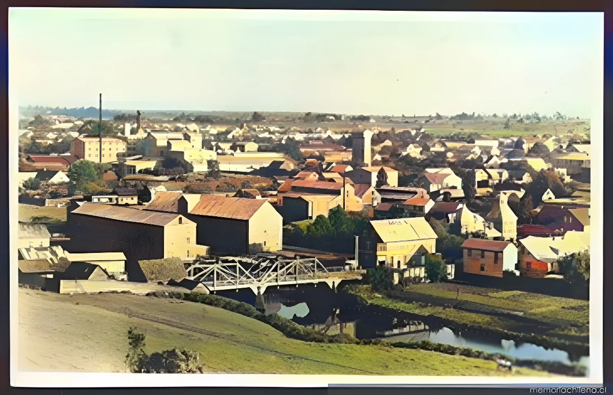 Osorno con puente ferroviario y río en primer plano — 1920 | Chile de Ayer