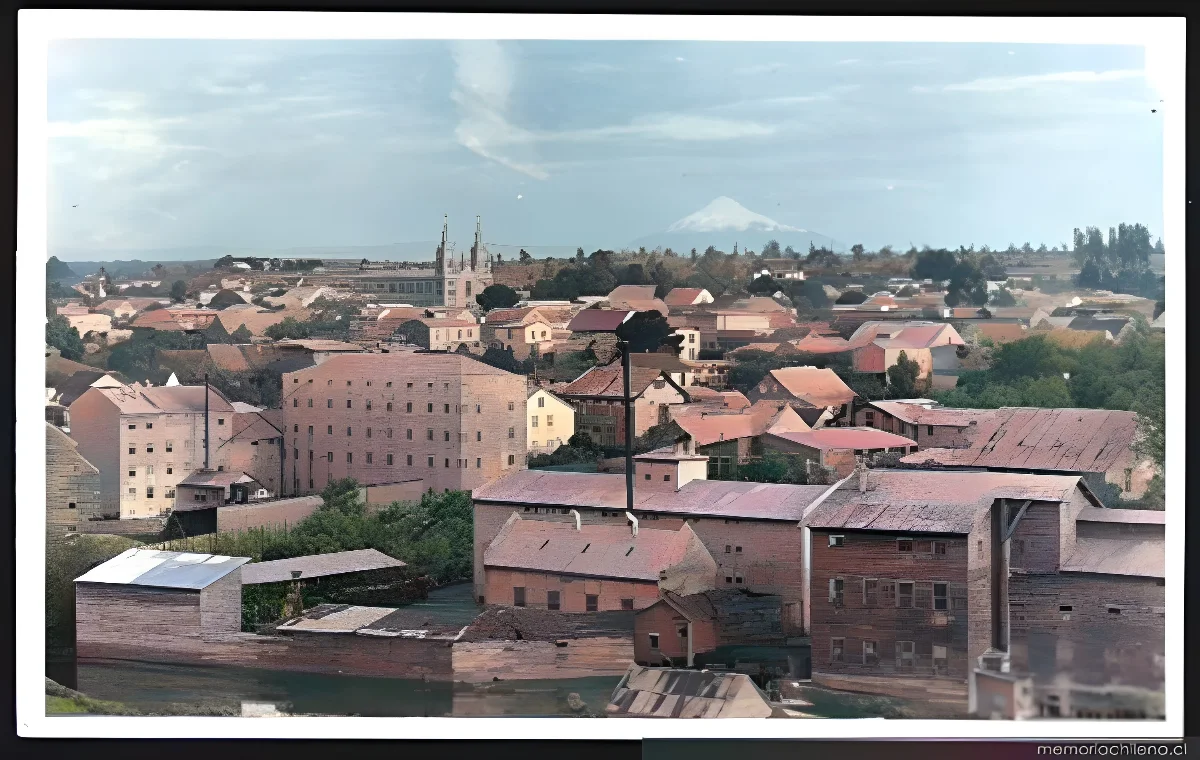 Osorno vista desde la altura con iglesia y edificios institucionales — 1920 | Chile de Ayer