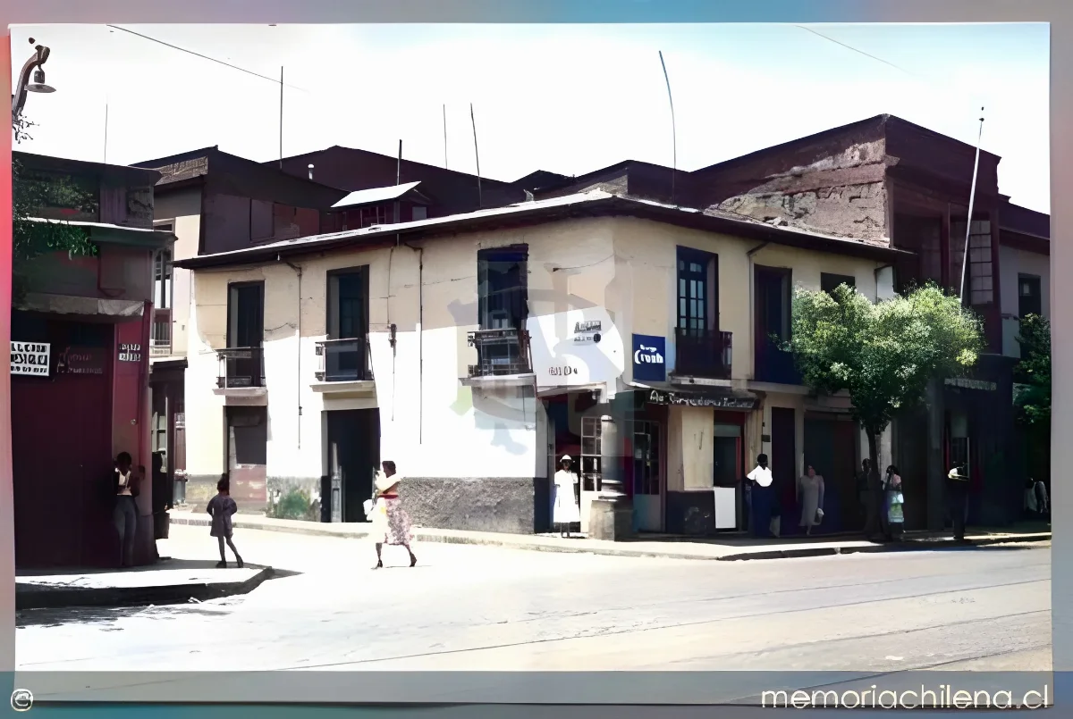 Casa del Pilar de Esquina: calles Recoleta y Antonia López de Bello, hacia 1900 — 1900 | Chile de Ayer