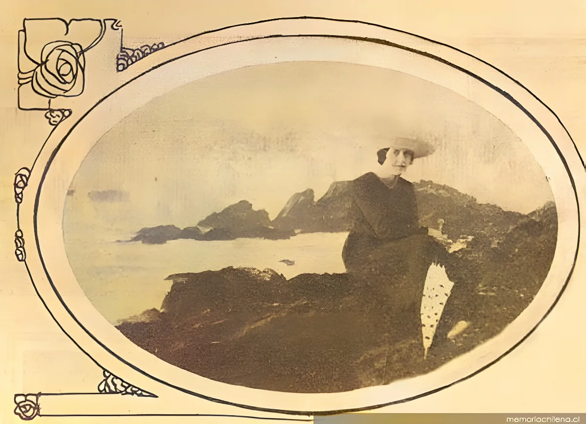 Magdalena Petit en las rocas de Pichilemu, 1918 — 1918 | Chile de Ayer