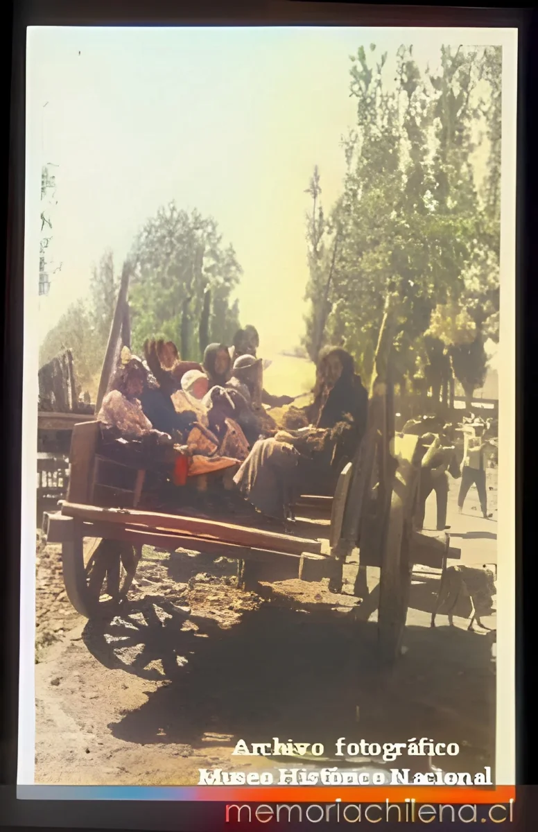 Familia se transporta en una carreta tirada por bueyes, en la Hacienda el Huique, hacia 1930 — 1930 | Chile de Ayer