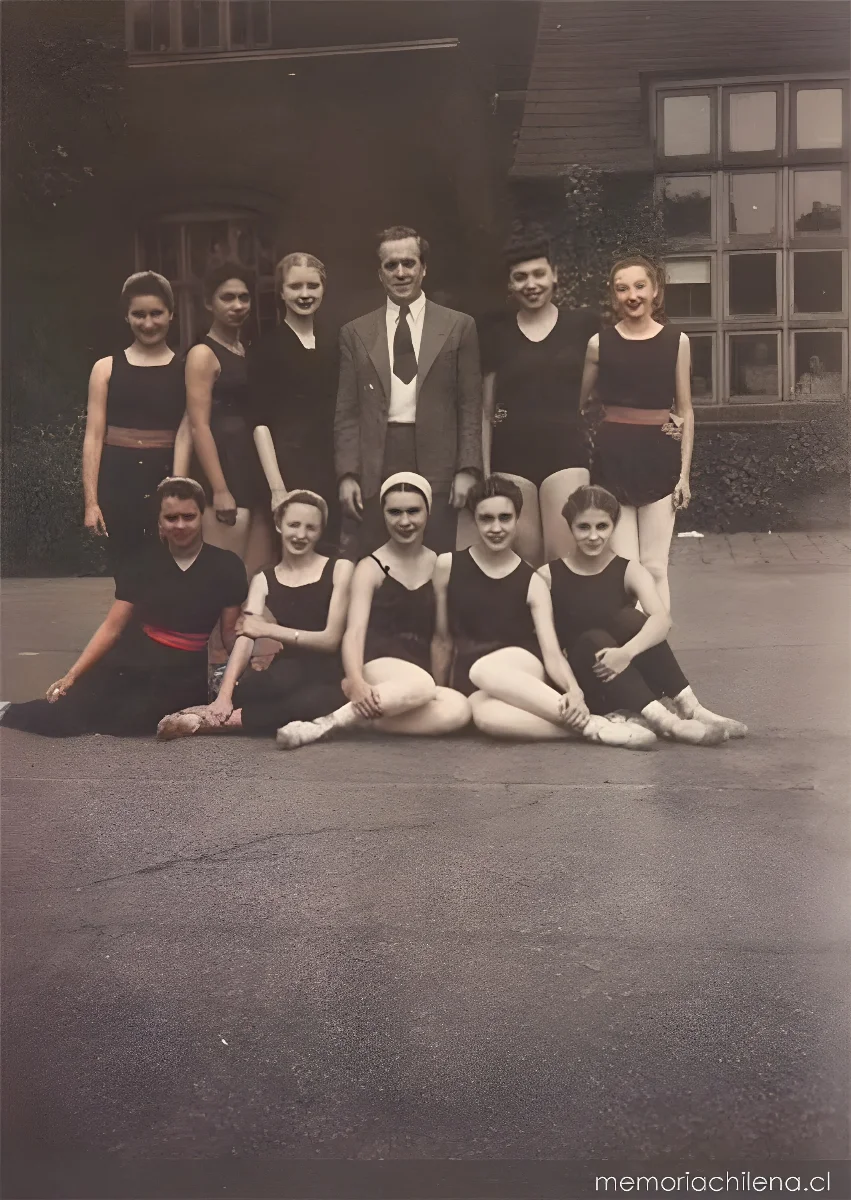 Malucha Solari con profesores y compañeras de la escuela Sadler's, 1947 — 1947 | Chile de Ayer