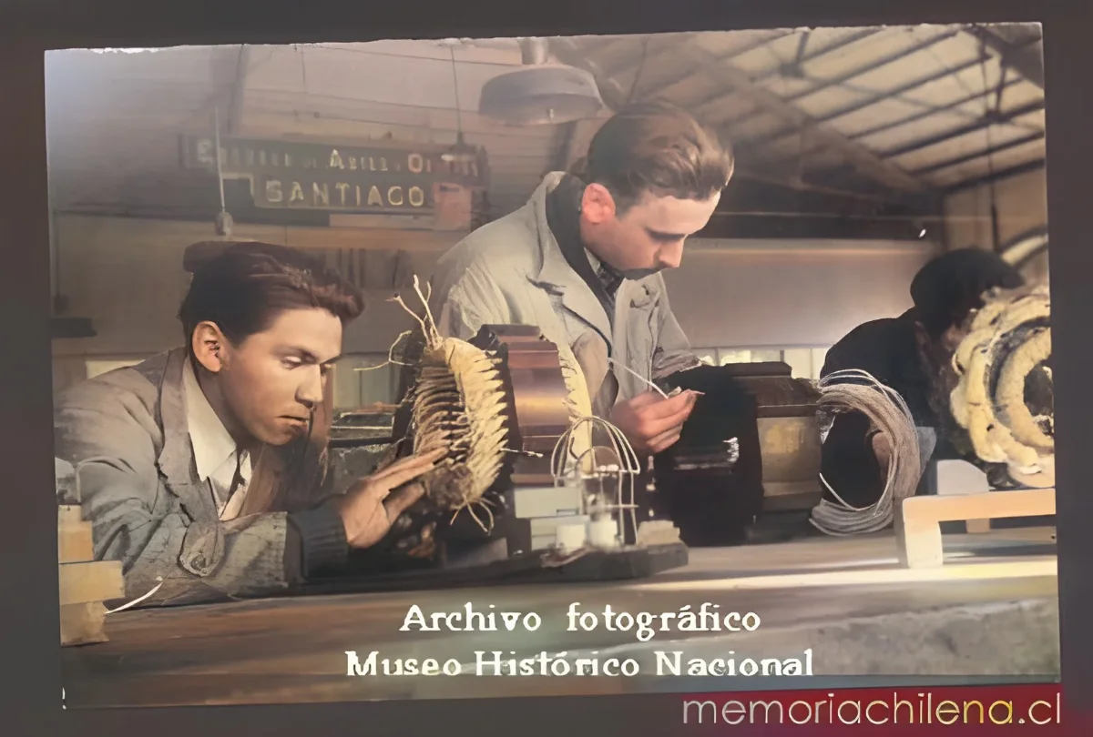 Enseñanza técnica en Chile, alumnos de la Escuela de Artes y Oficios de Santiago, hacia 1940 — 1940 | Chile de Ayer