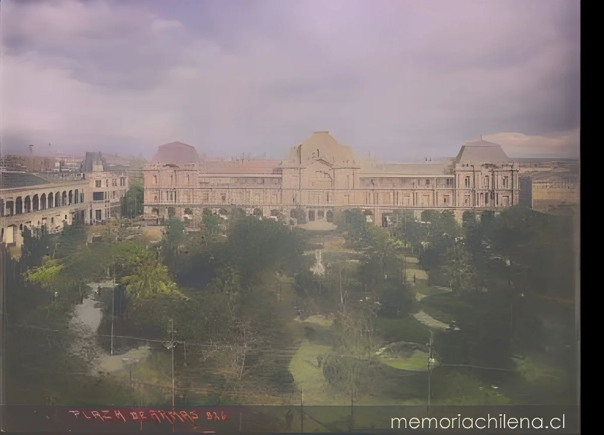Plaza de armas de Santiago, hacia 1900 — 1900 | Chile de Ayer