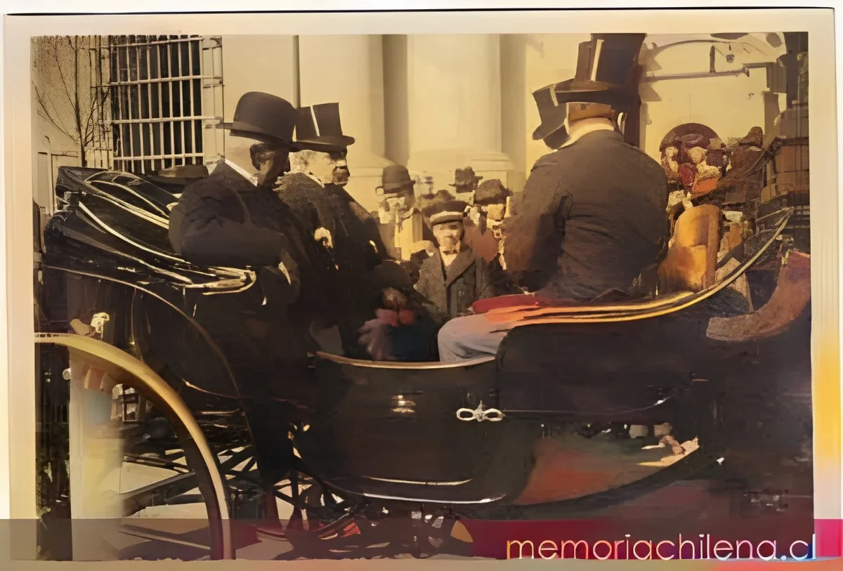 Don Pedro Montt acompañado de Elías Fernández Albano, camino a la estación para emprender viaje al extranjero, 1910 — 1910 | Chile de Ayer