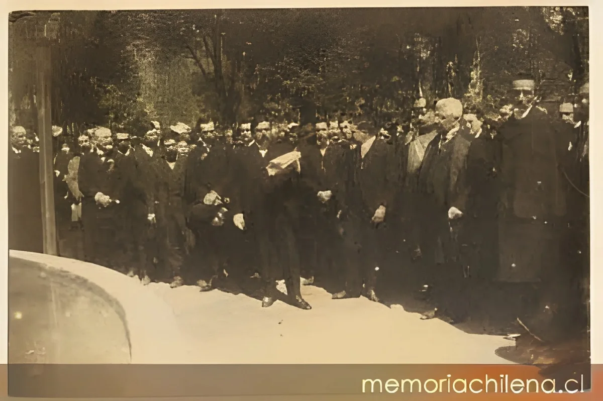 Don Pedro Montt Montt, oyendo el discurso pronunciado por el Señor Espinoza Jara, en la inauguración del monumento a Don Manuel Montt en Petorca, 1909 — 1909 | Chile de Ayer
