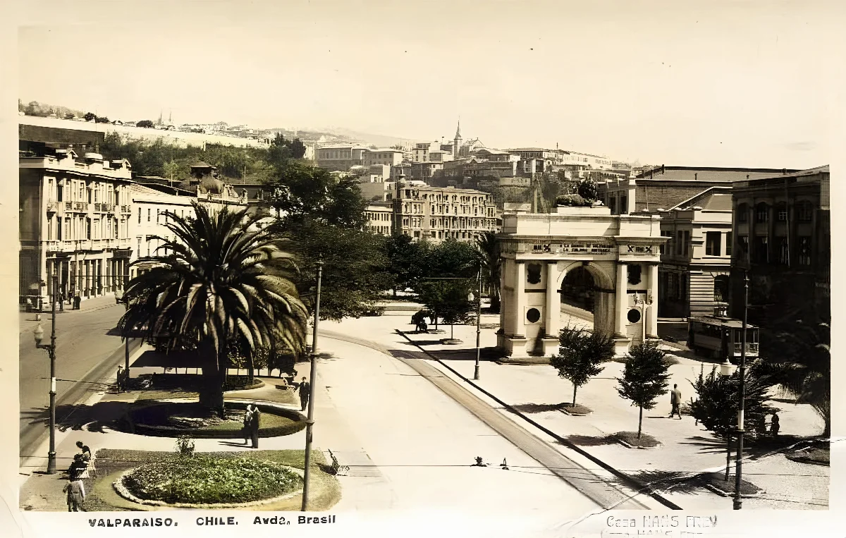 Arco Británico en av. Brasil, Valparaíso — aprox. 1890–1930 | Chile de Ayer