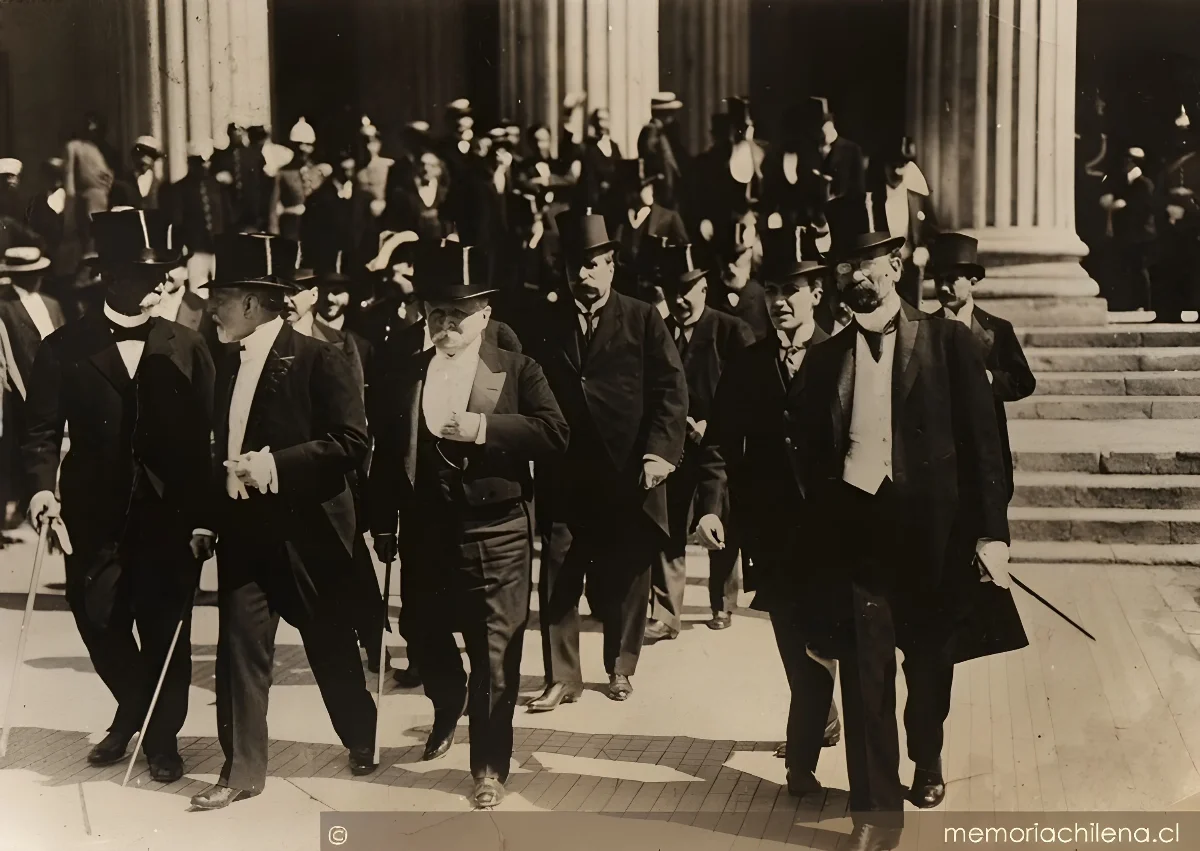 Asistentes a la entrega de mando de Ramón Barros Luco a Juan Luis Sanfuentes, 23 de diciembre de 1915 — 1915 | Chile de Ayer