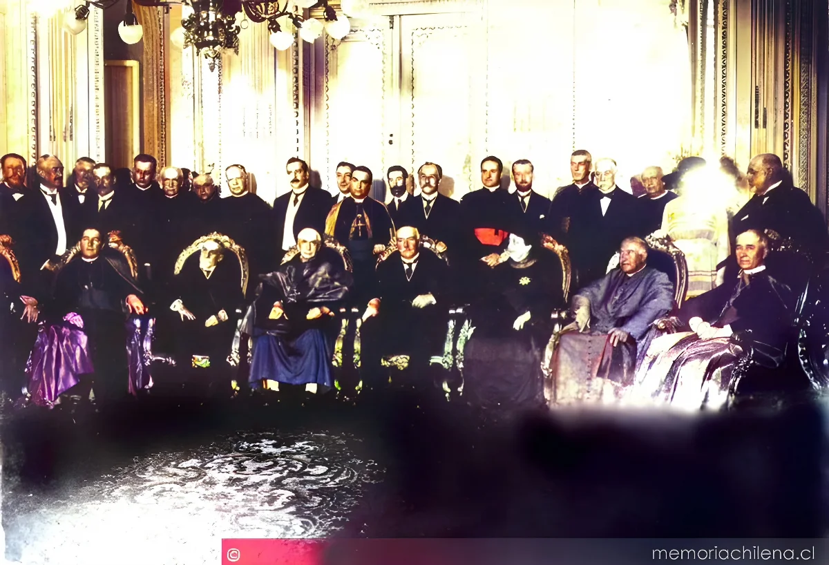 Asistentes a almuerzo ofrecido al arzobispo de Santiago Crescente Errázuriz por el Presidente Juan Luis Sanfuentes con motivo de su designación como arzobispo — 1915 | Chile de Ayer